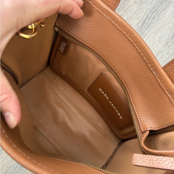 Marc Jacobs THE LEATHER SMALL TOTE BAG - Picture 7 of 16